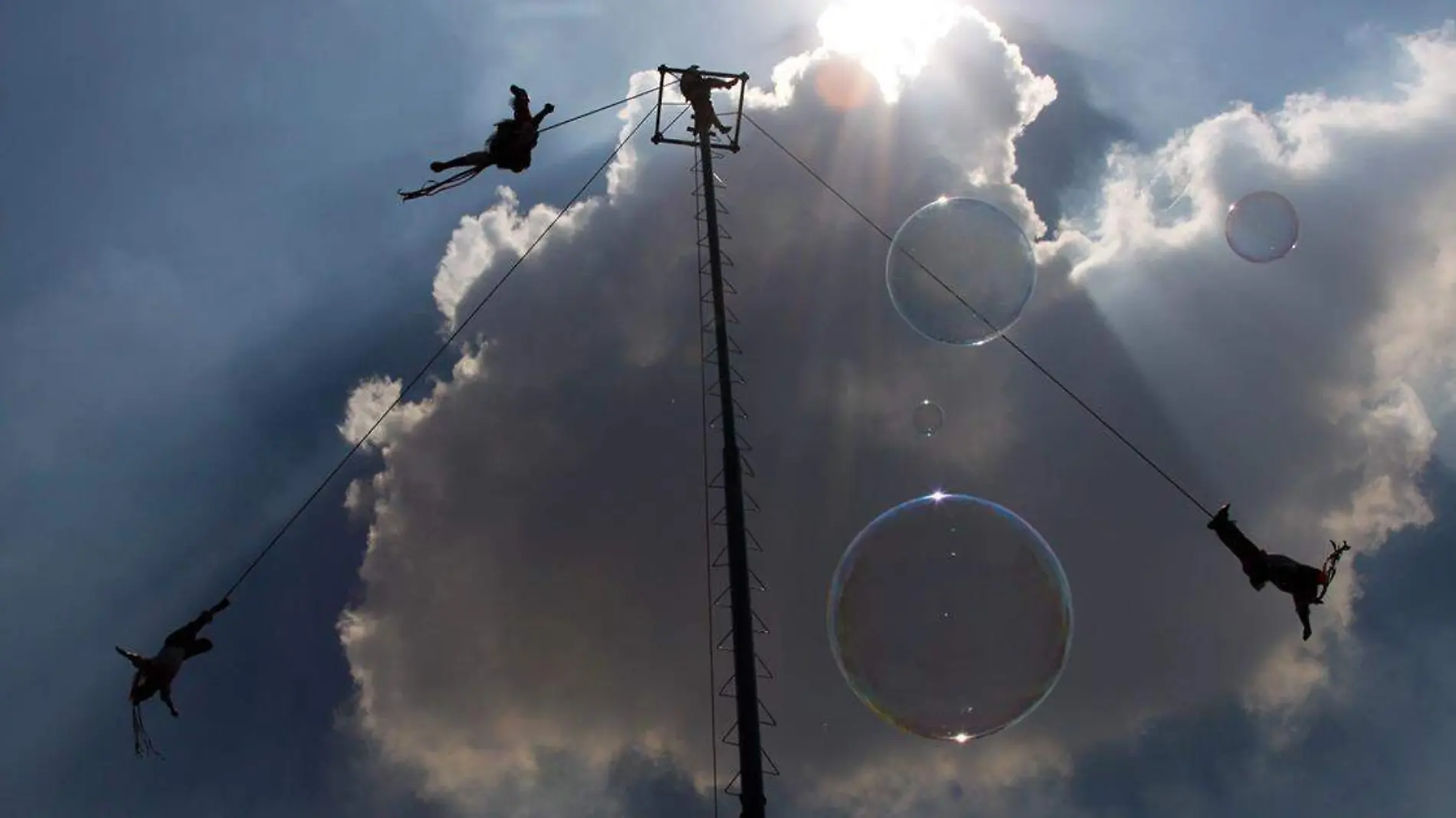 Una de las danzas tradicionales más conocidas de México es la de los voladores de Papantla